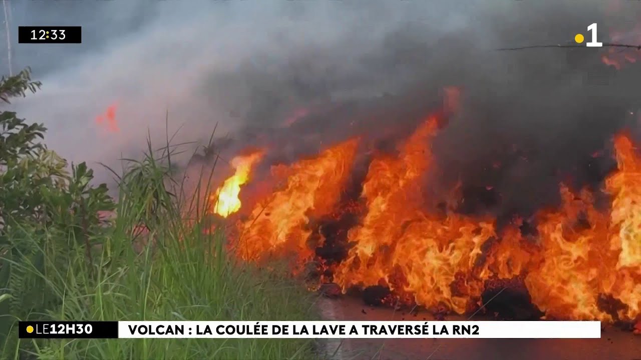 C'est finalement ce vendredi matin que la coulée de lave a commencé à dévorer le bitume de la RN2