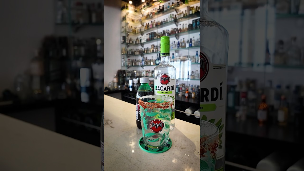 Sangría Bacardi Limón 🍋‍🟩🦇🥃😮‍💨 #CoctelesEnCasa #MixologiaCasera #MúsicaYTragos