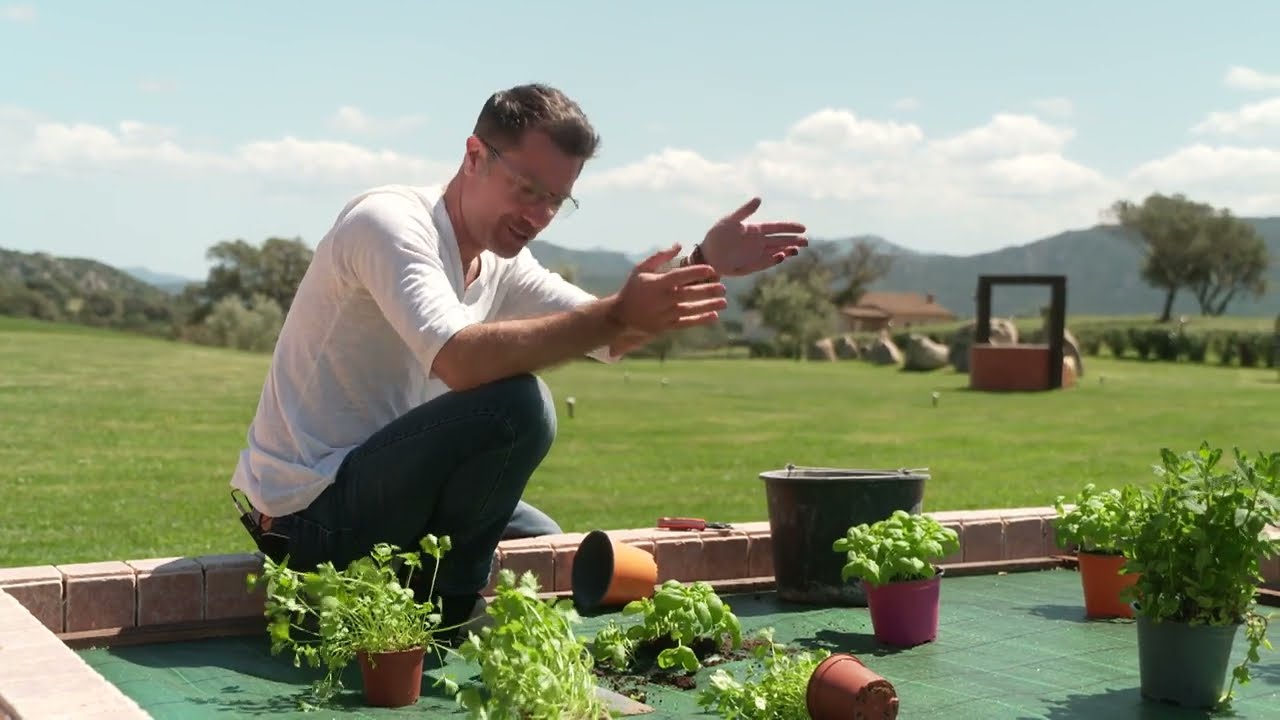 Cooking Chicken in Beer on the Island of Sardinia 🏝️ | Gino D&rsquo;Acampo