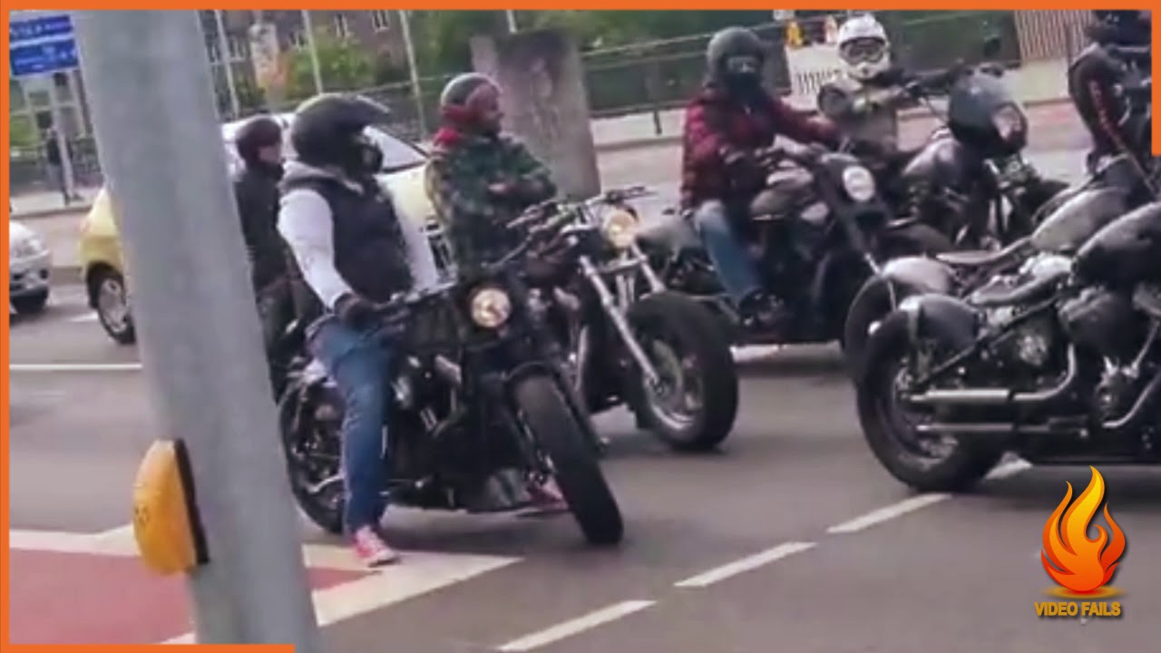 Biker bleiben stehen um Oma zu helfen