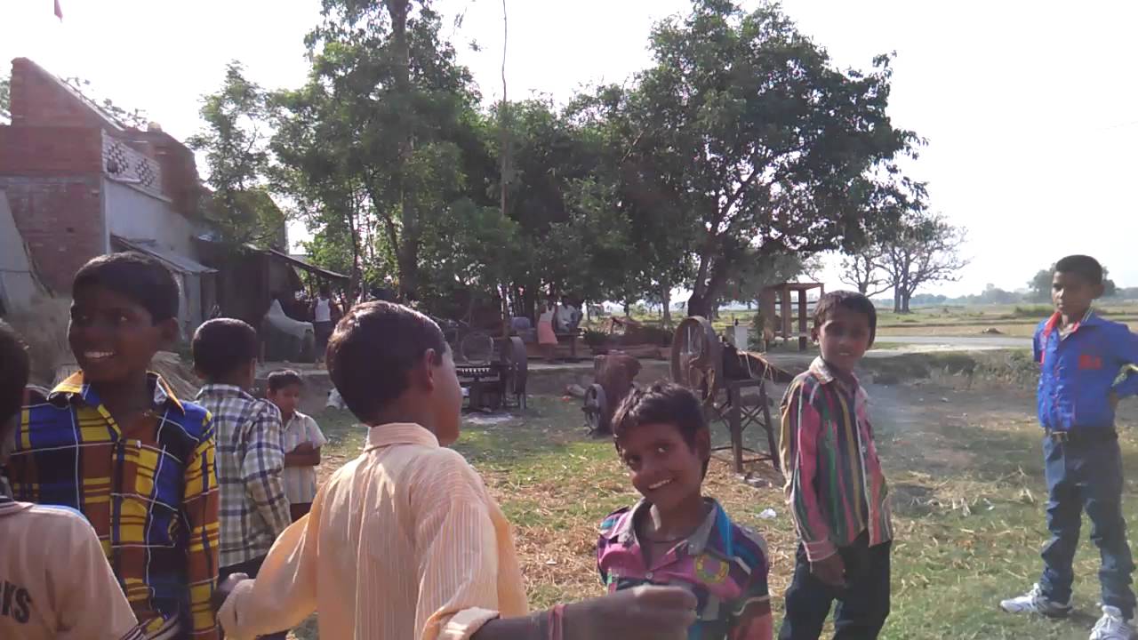 Azamgarh desi boys dance on the song  kamar hile la ohh kamar hile la