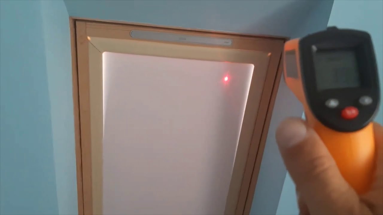 Temperatura okna połaciowego w słoneczny letni dzień i z roletami zewnętrznymi