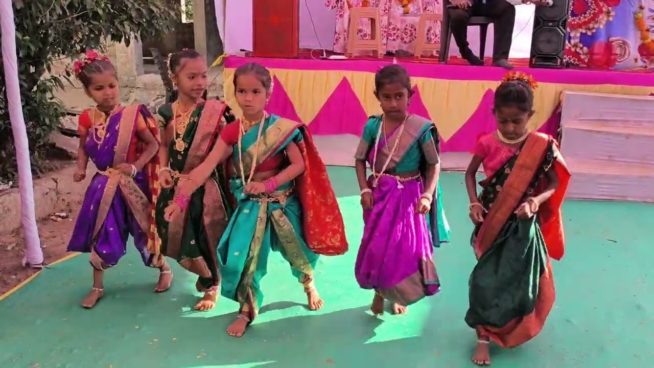 इयत्ता पहिलीच्या विद्यार्थिनींनी सादर केले नृत्य 