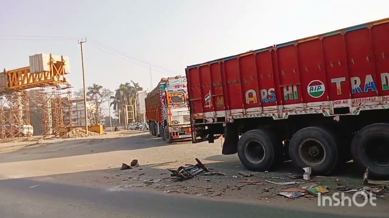 Truck Accident Sambalpur atha Pali chowk Maruti showroom ke samne mein 