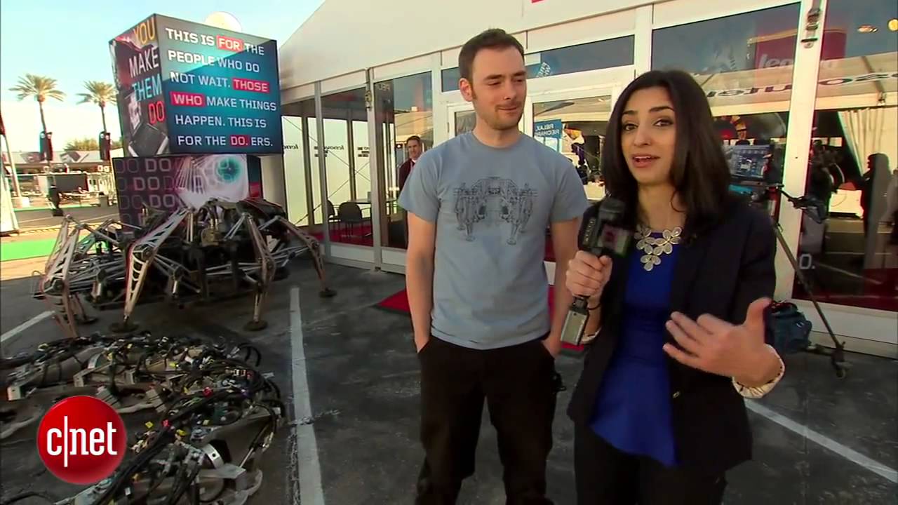 CNET s Sharon Vaknin slays the Mondo Robot spider 0 m