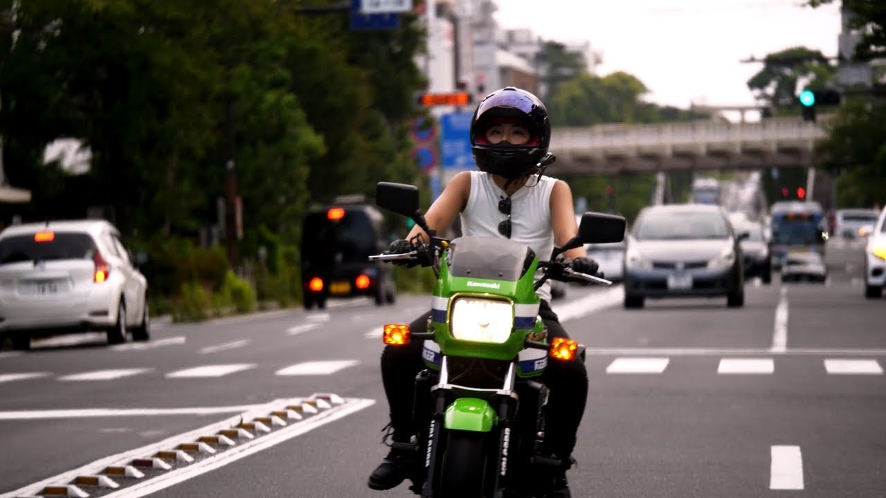 Cute girl riding on Kawasaki ZRX400 / KERKERメガホン付きZRX400に乗る19歳の可愛い女の子