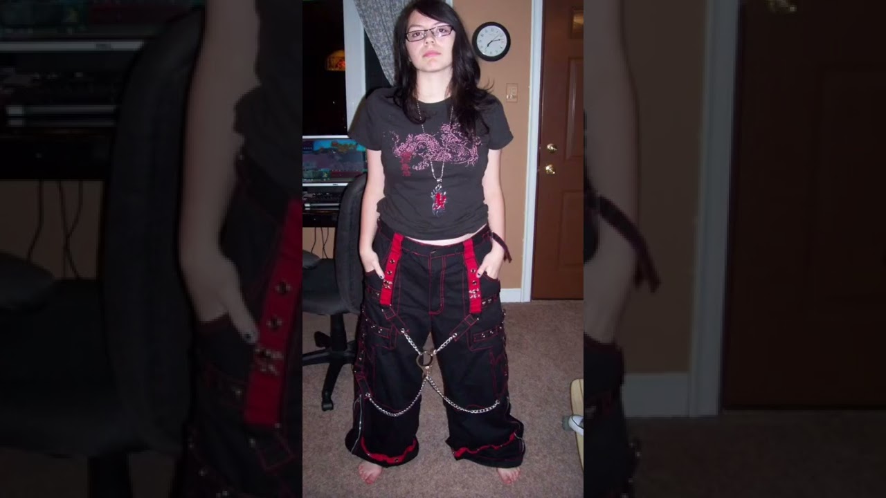 Back when preps were the devil 👿 #2000s #nostalgia #hottopic #goth #mallgoth #millennial