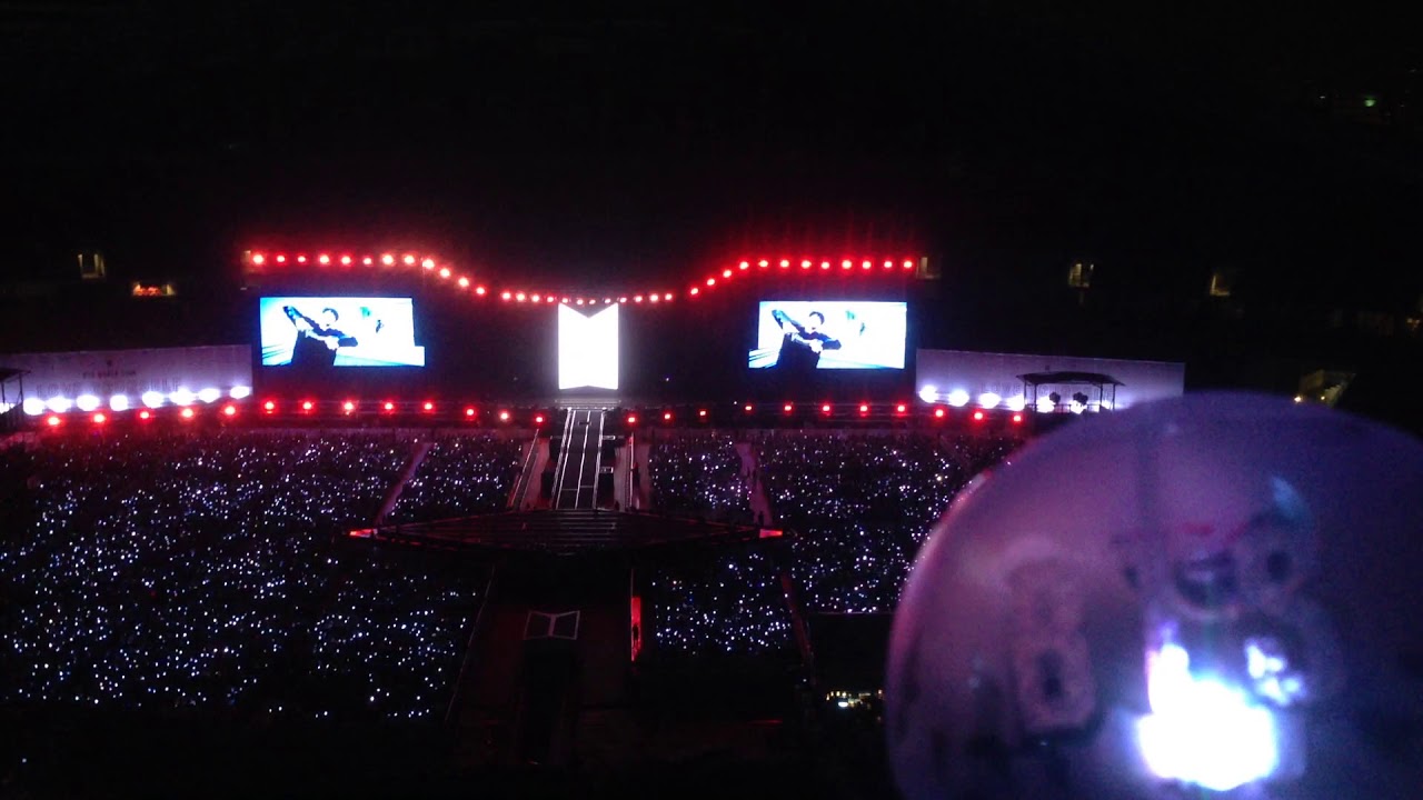 BTS - MIC DROP pre concert (Army bomb turning on) in Bangkok at Rajamangala Stadium