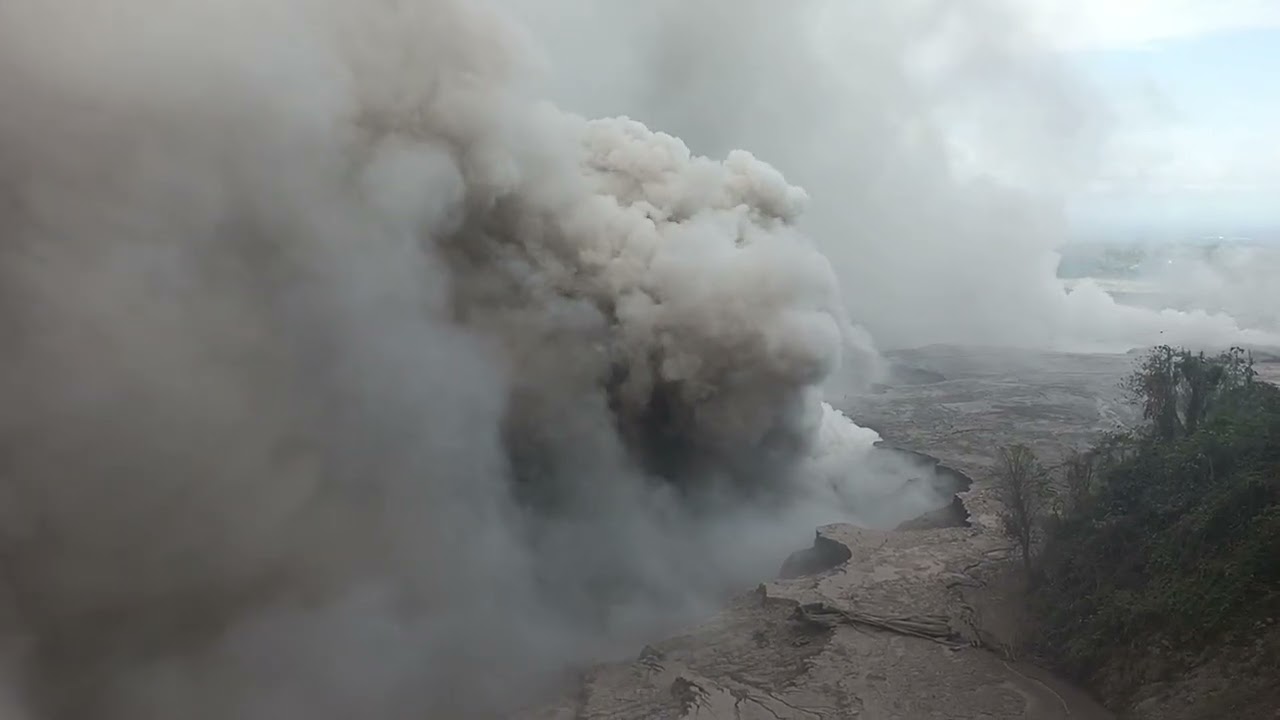 Detik2 lahar dingin semeru melintasi jembatan geladak perak 