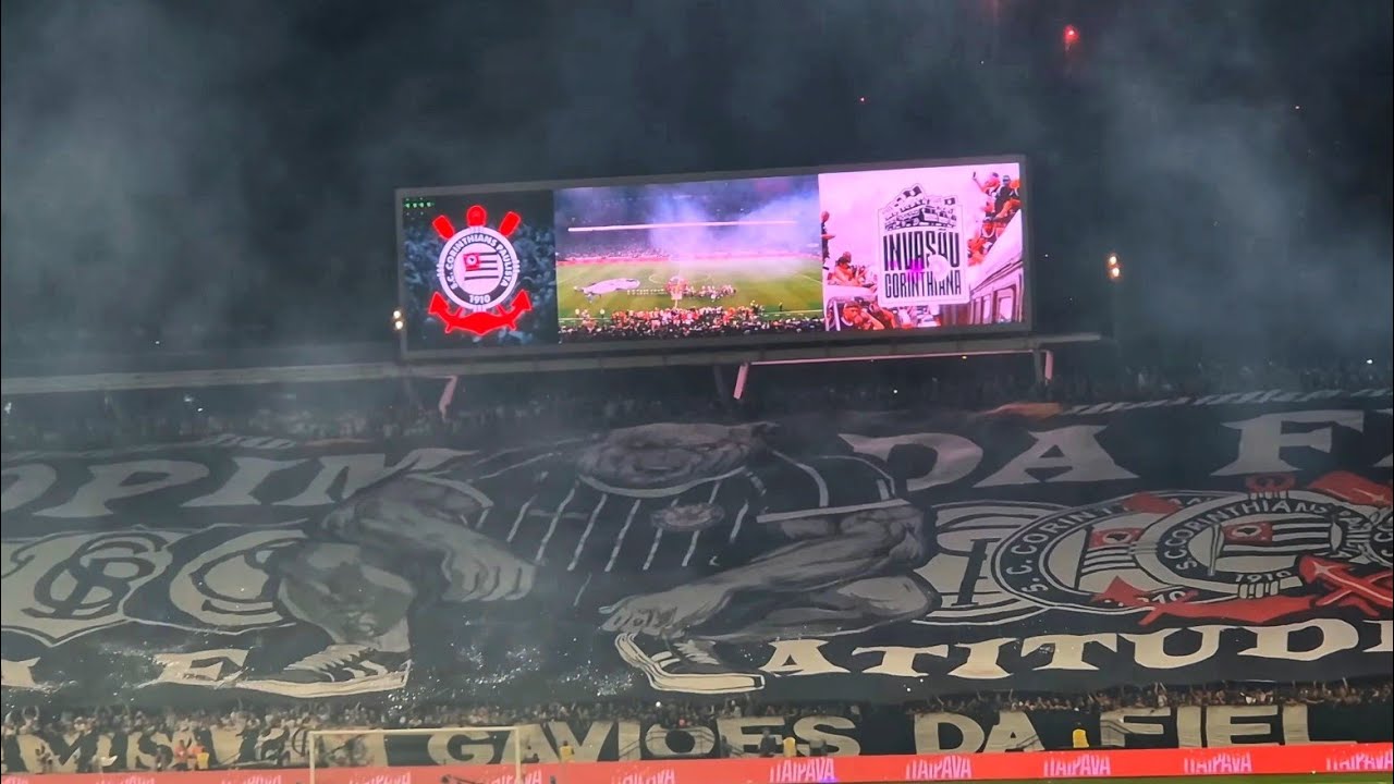 FIEL TORCIDA IMPRESSIONA COM NOVO BANDEIR&Atilde;O 