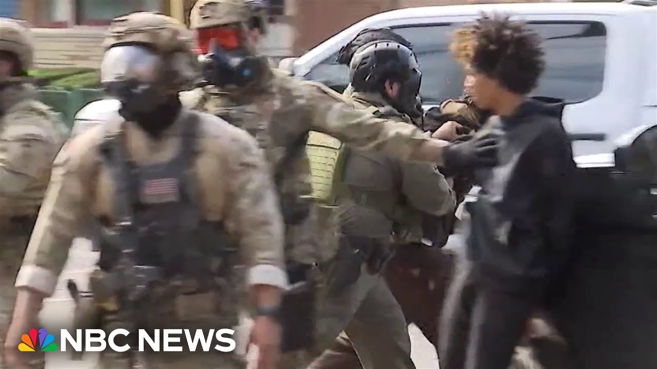 Armed federal agents clash with protesters in Chicago
