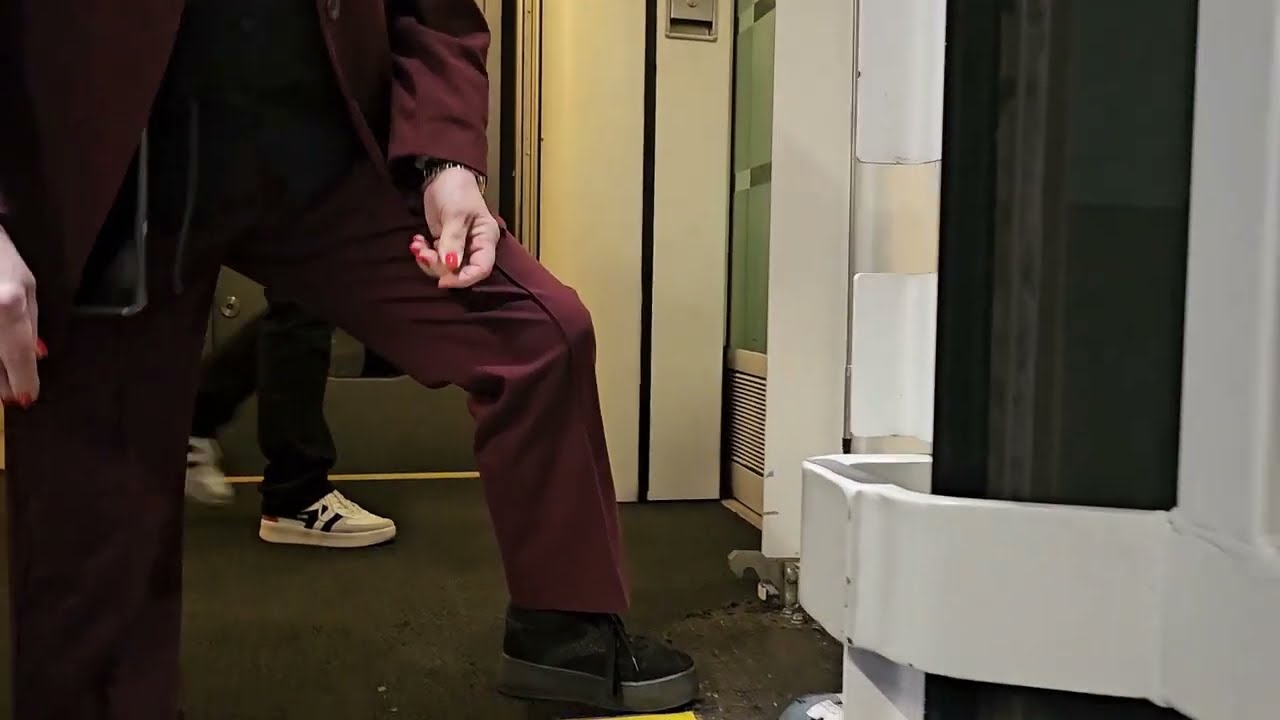 Der interne Rollstuhl-Hublift des ÖBB Railjet im Einsatz