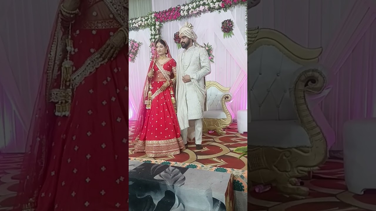 देखिए दुल्हन का  जयमाला के लिए आते हुए बहुत ही सुन्दर जयमाला पहनाई गई है एकदम सिंपल जो बहुत सुंदर 