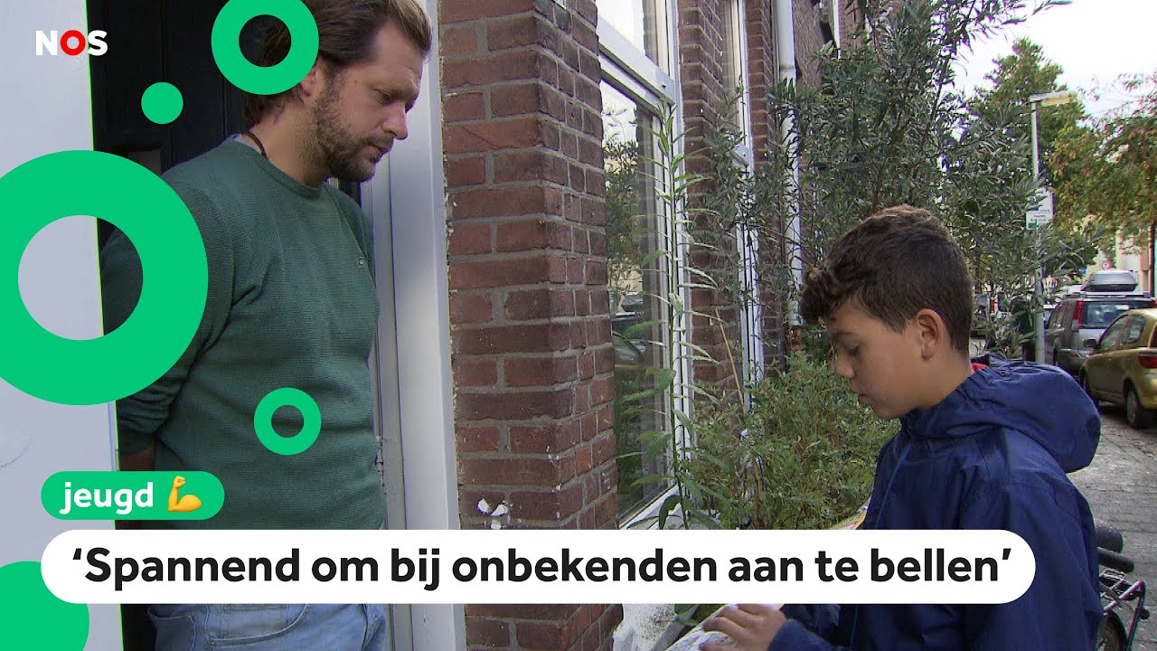 Kinderen verkopen kinderpostzegels voor het goede doel