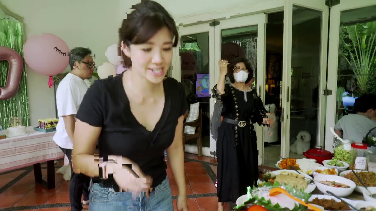 Dalam perayaan di situasi apapun, Mamah Uci paling suka ngadain di rumah. #thethungsfamily