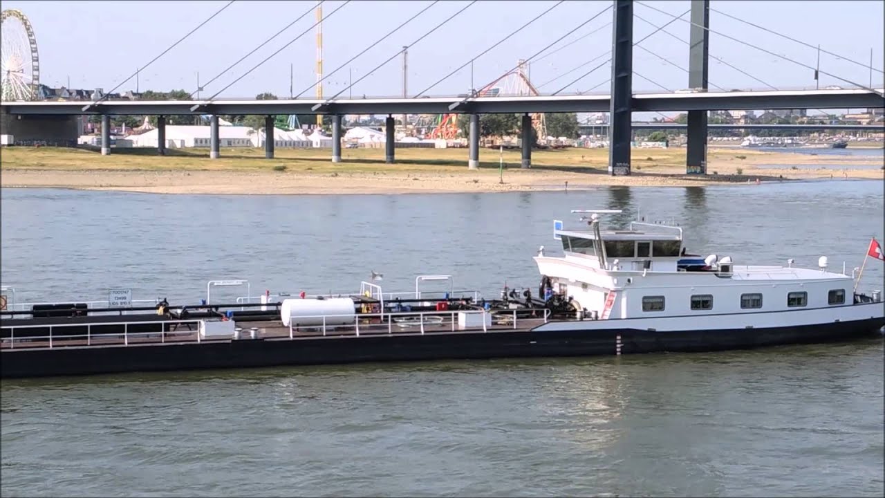 Binnenschiff Roma auf dem Rhein bei D&uuml;sseldorf