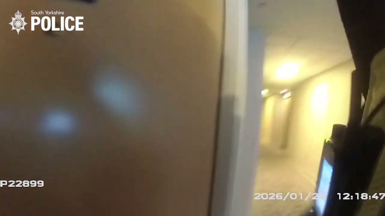 На видео запечатлен отважный сотрудник службы реагирования, борющийся с пожаром в гостиничном ном...