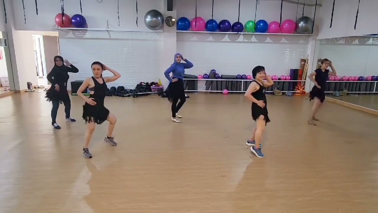 One Macarena Line Dance / Choreo by Wenarika Josephine ( INA ) /Demo by Be.fits LD