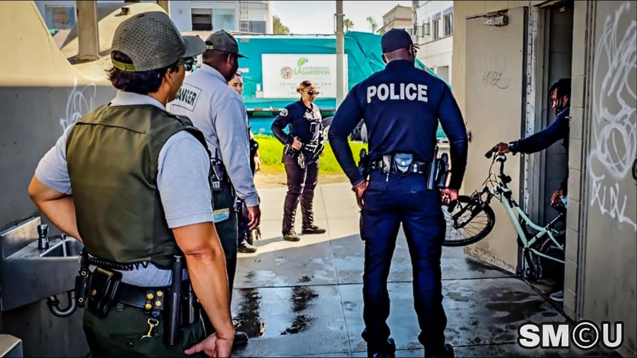 𝗥𝗘𝗦𝗧𝗥𝗢𝗢𝗠 𝗘𝗩𝗜𝗖𝗧𝗜𝗢𝗡: Police and Rangers Remove Occupants from Venice Beach Bathrooms