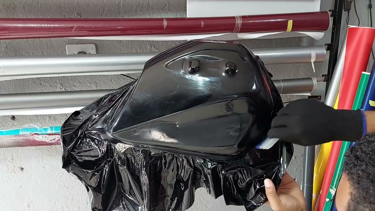 envelopando tanque de moto