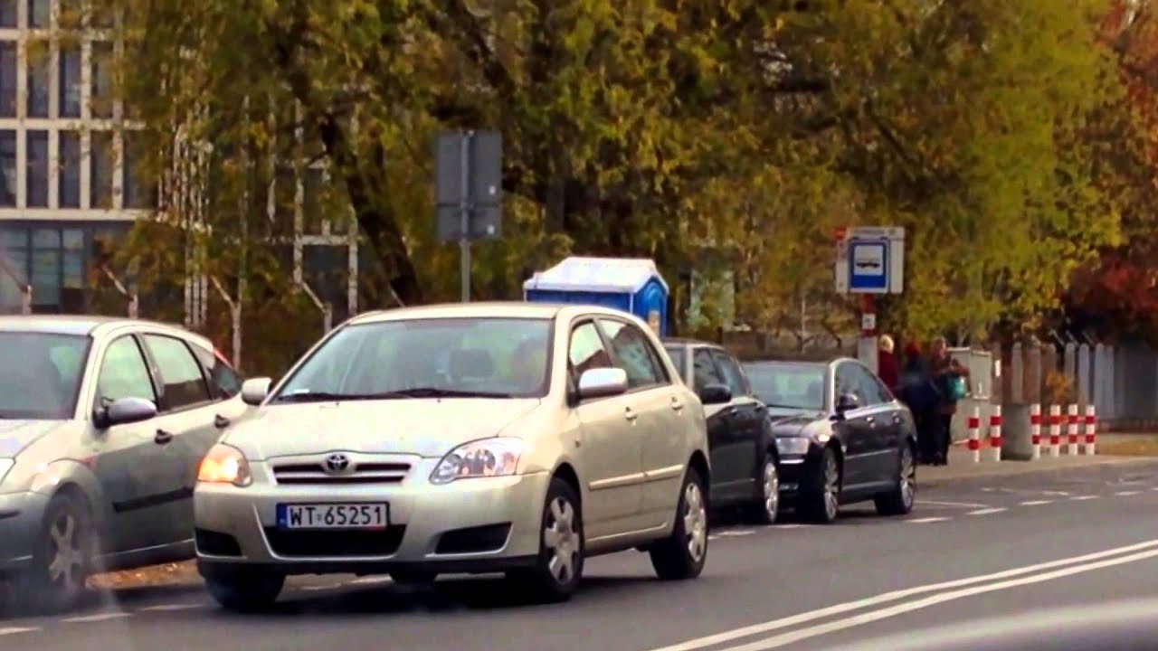 BLONDE car parks. Blondynka parkuje.