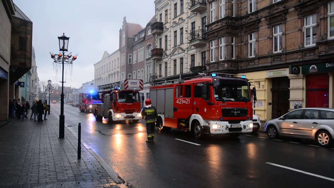 Pożar w centrum Gniezna. Dojazd zastępów PSP Gniezno na miejsce