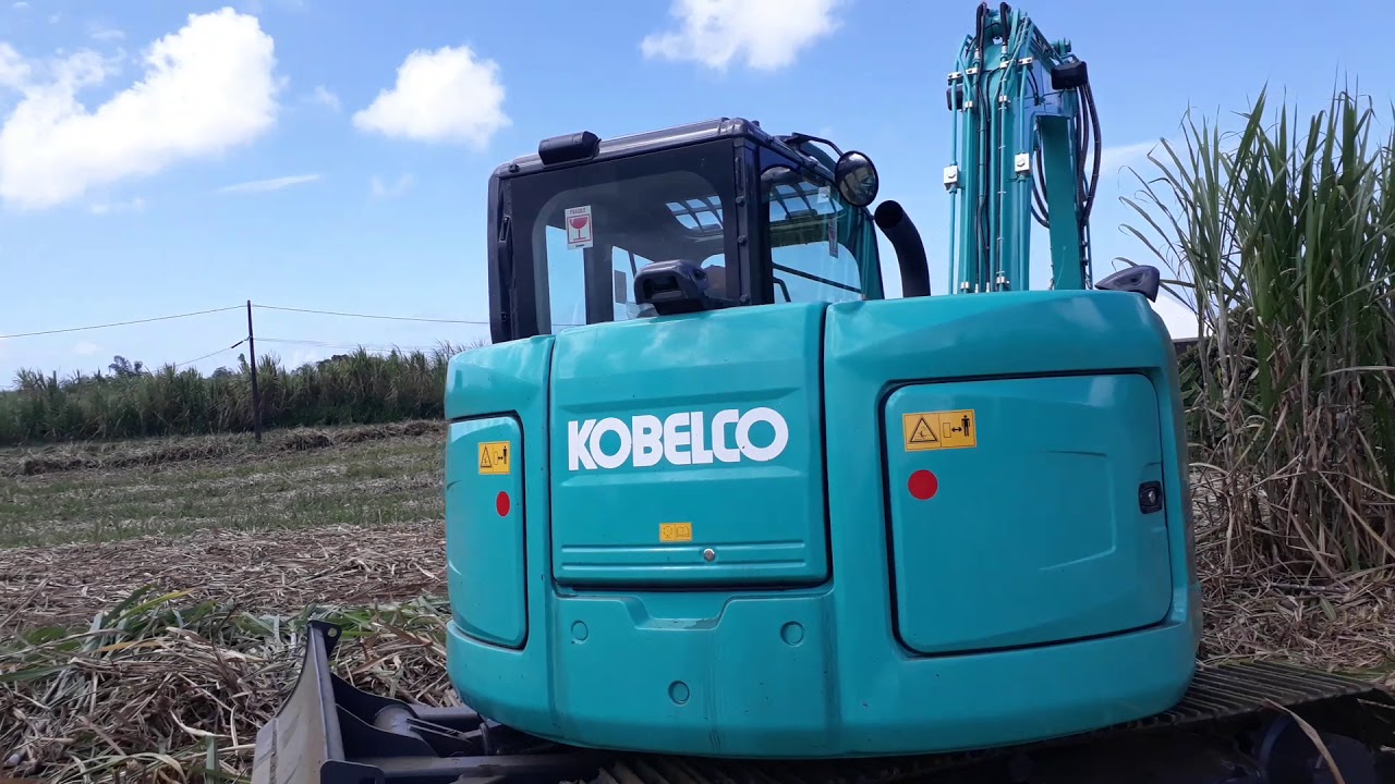 Pelle kobelco SK85MSR équipée d'une coupeuse Canaguy double lame