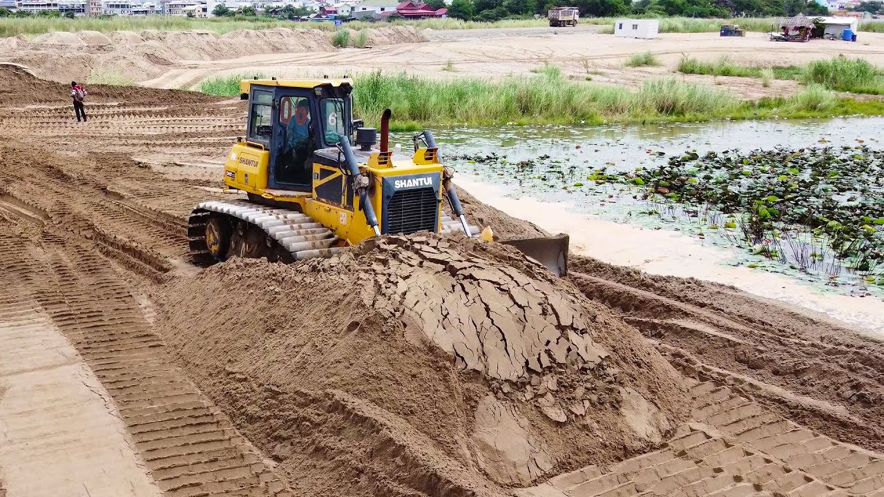 SHANTUI DH17-C2 Bulldozer in Action | Powerful Sand Pushing Performance