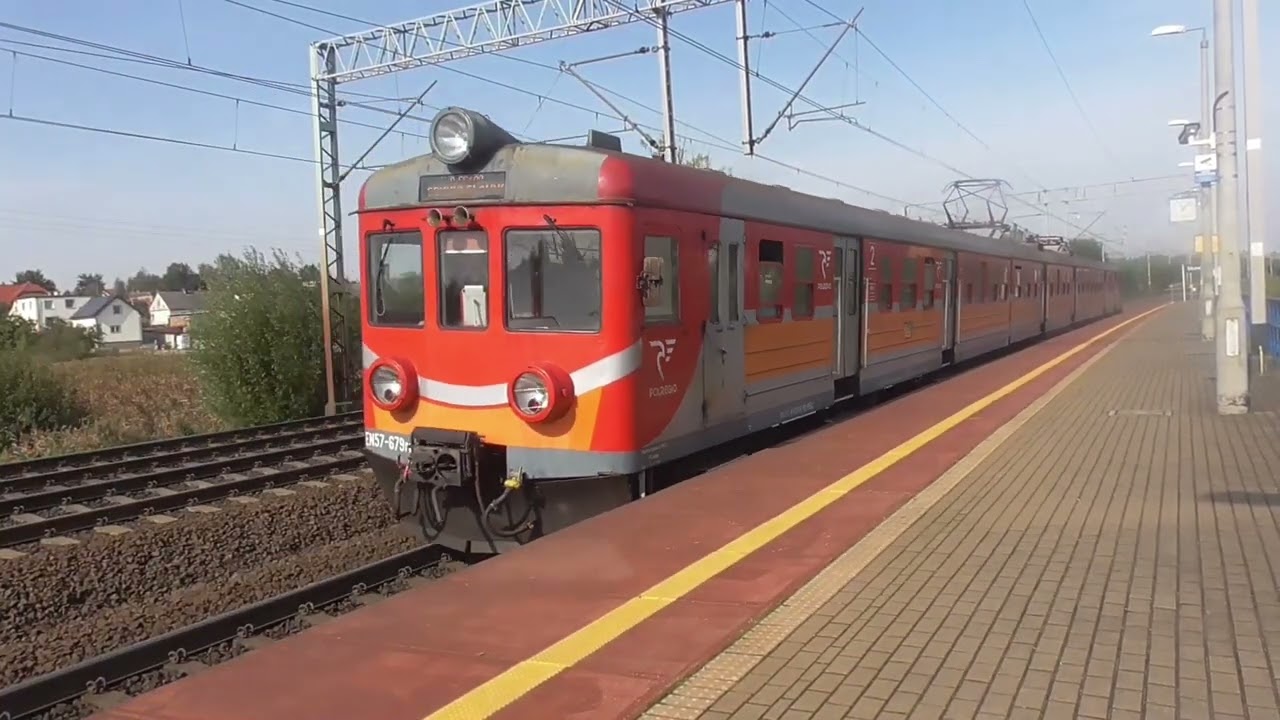 Pociągi na stacji Pszczółki oraz Skowarcz