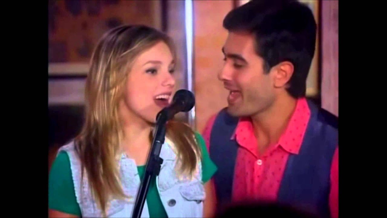 Clarita cantando Amizade