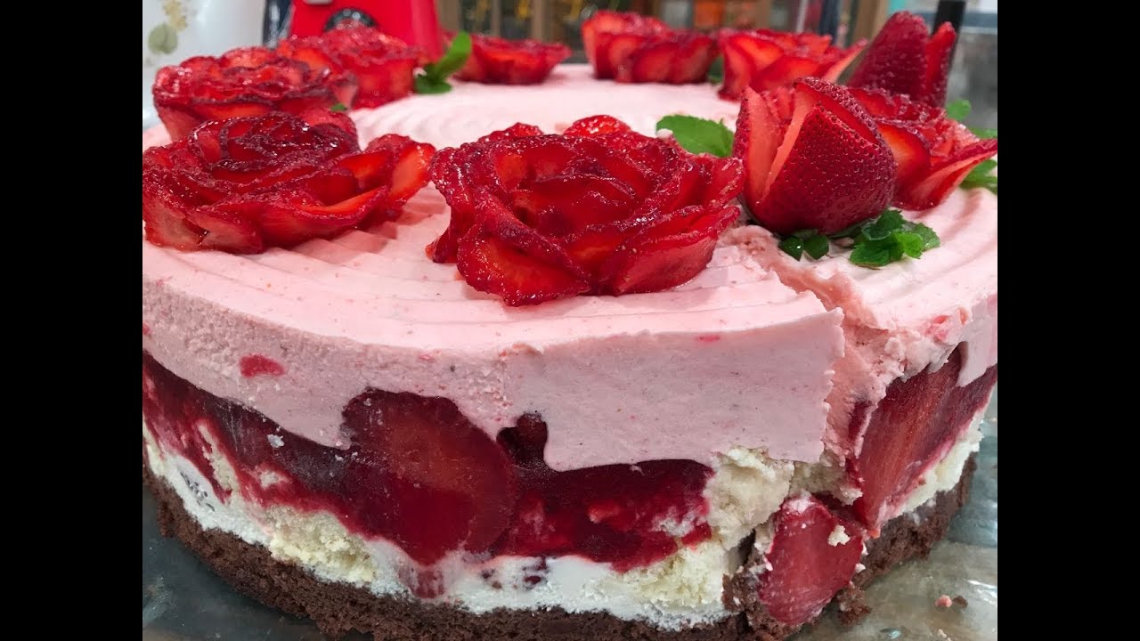 Torta mousse de frutillas, crema y chocolate