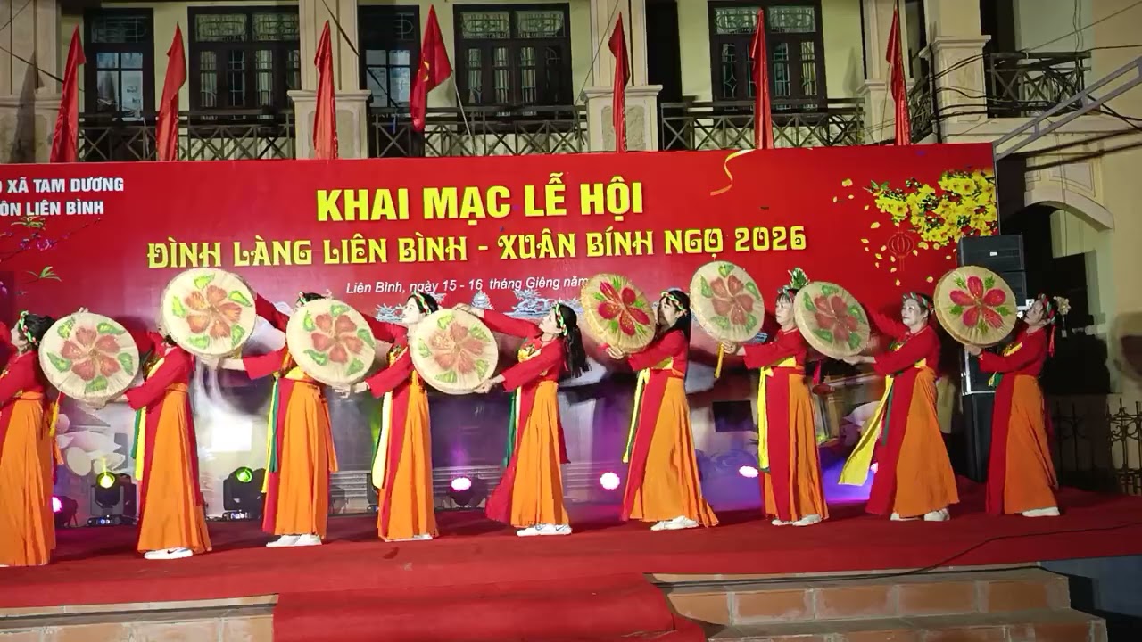 Múa nón của CLB dân vũ phụ nữ thôn Liên bình 