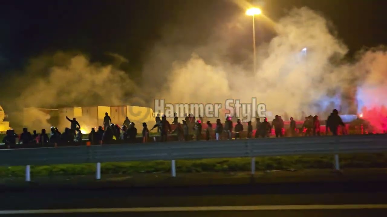 Tifosi Lecce in autostrada a Teano Ovest, fumogeni e petardi all'autogrill