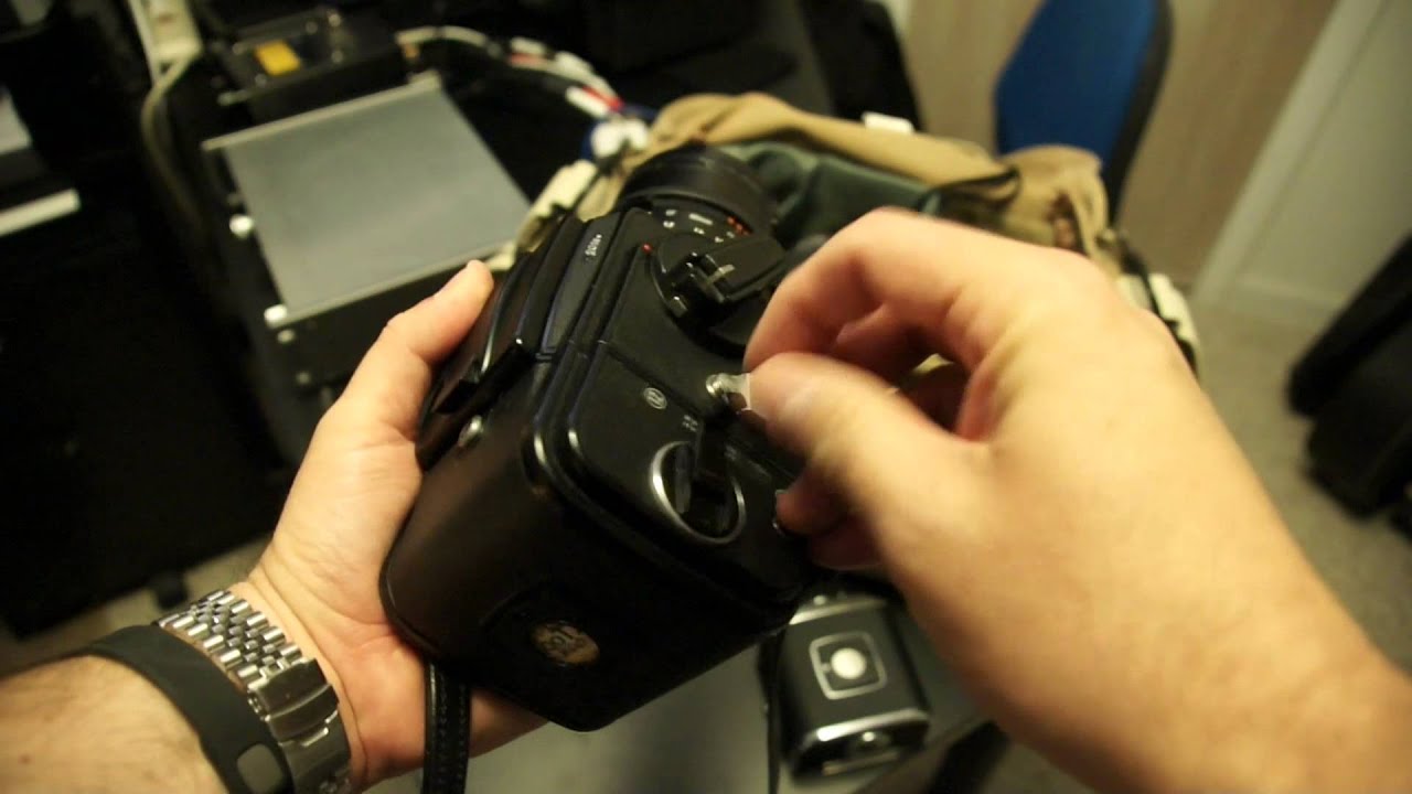 How To Unload Film from a Hasselblad V-Series Back