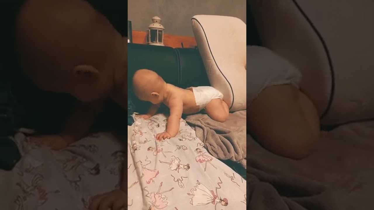 Pr&oacute;ba raczkowania 5 miesięcznego niemowlaka #shorts #baby #readyforcreep