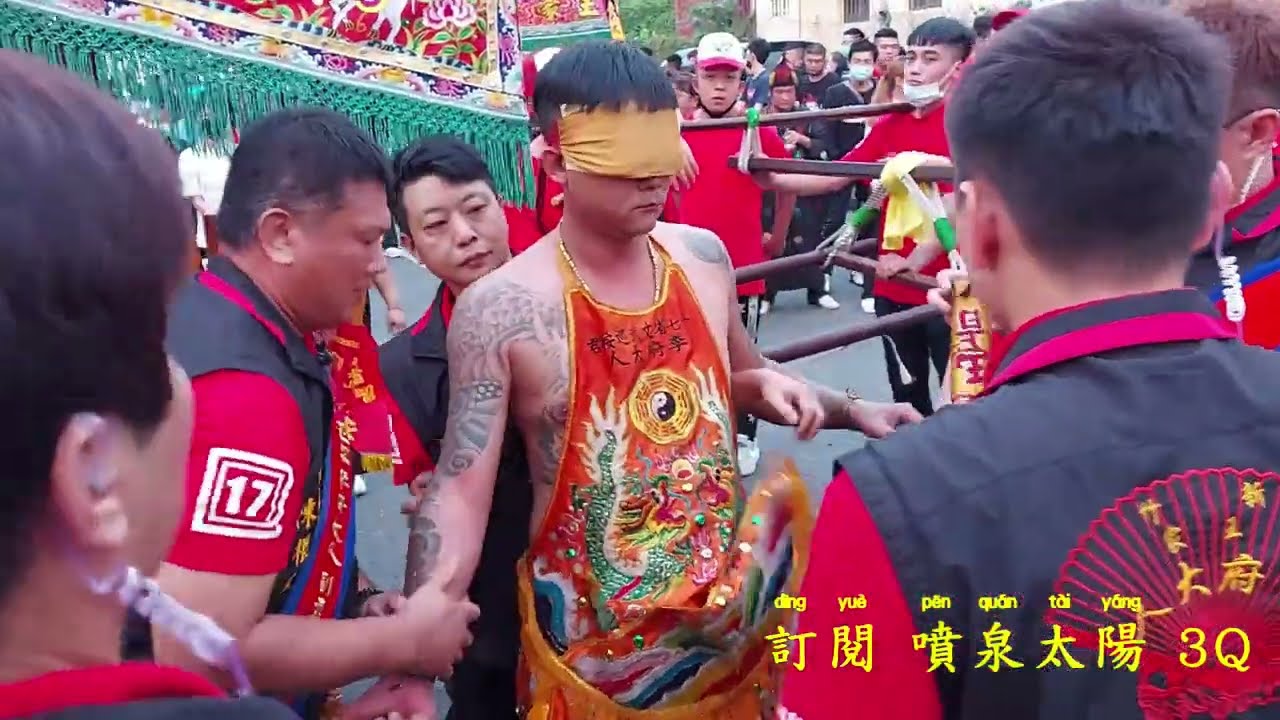 現場直擊~蒙眼乩童酒醉被扛下轎...普渡三公乩身▪︎親自接駕！