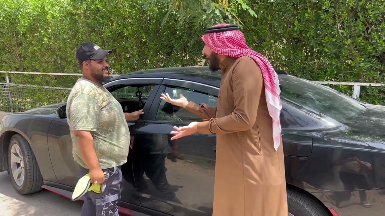 من تشتري سيارة جديدة وتحير شتخلي كتابات عليها 😂
