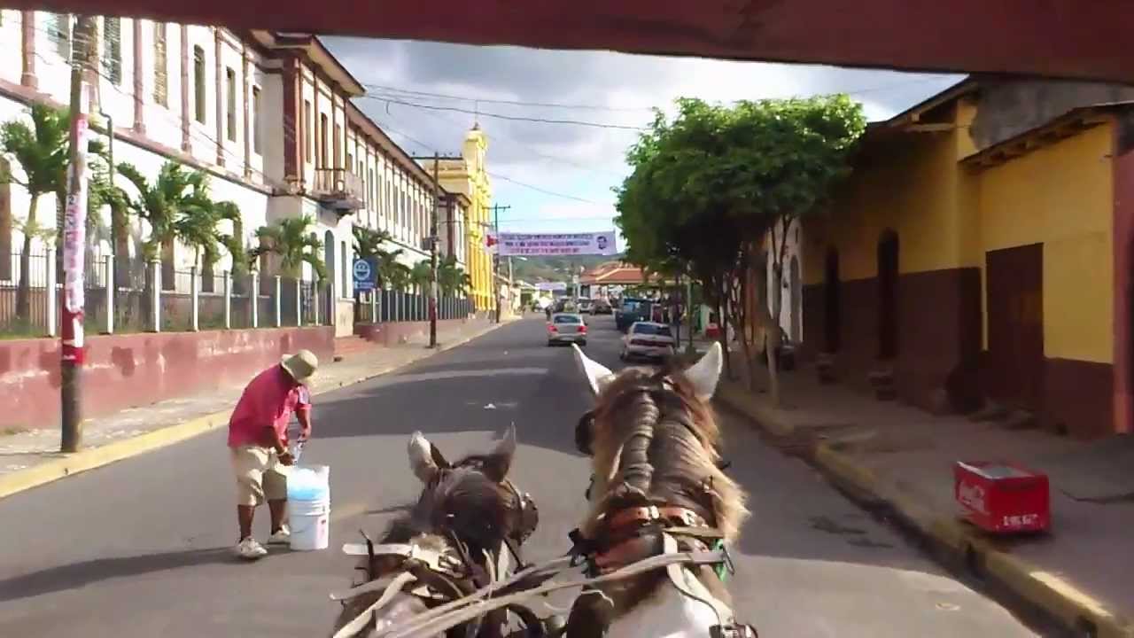 En coche por la calle central de masaya