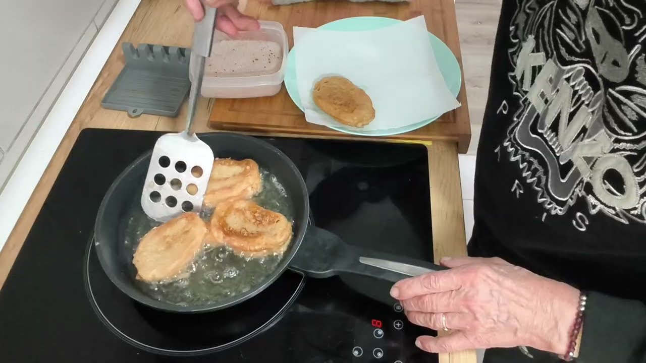 Torrijas de vino de Málaga o vino dulce .