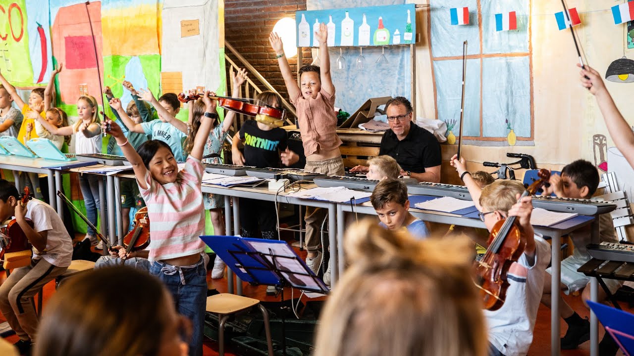 OP SCHOOL | Een kijkje in de klas | Muziekles op school