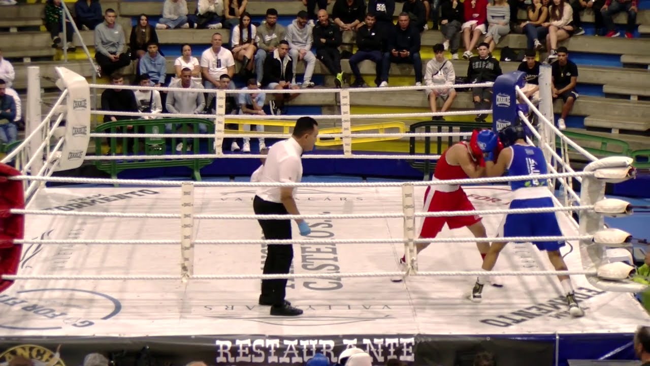 El boxeador grancanario Kalem Formento vence al menorquín Adam en el segundo asalto.