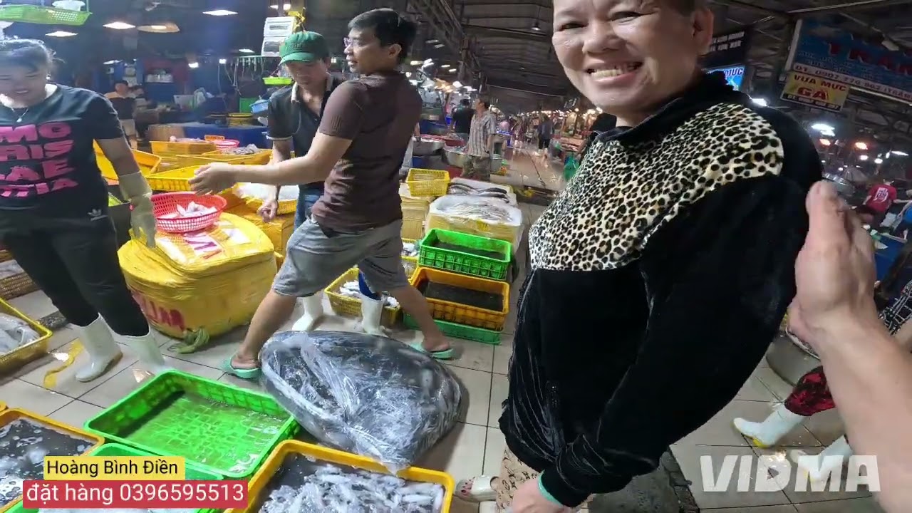 Chợ Đầu mối Bình Điền ngày 3/2. Vô nước tôm quá trời là tôm. 