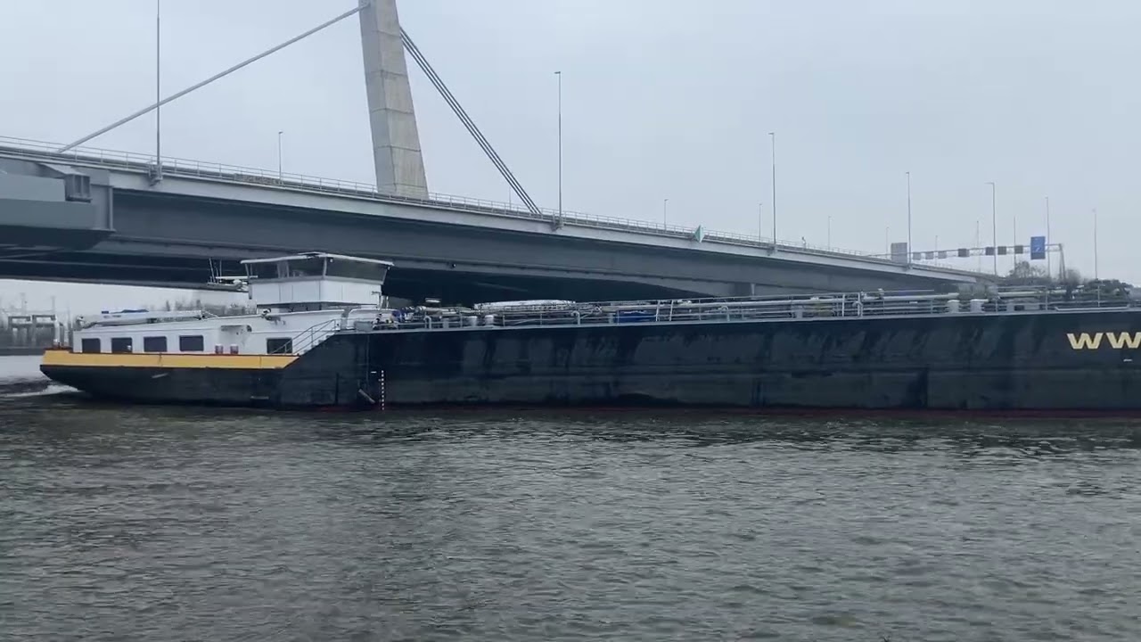 Somtrans IX binnenvaartschip bij brug Muiden