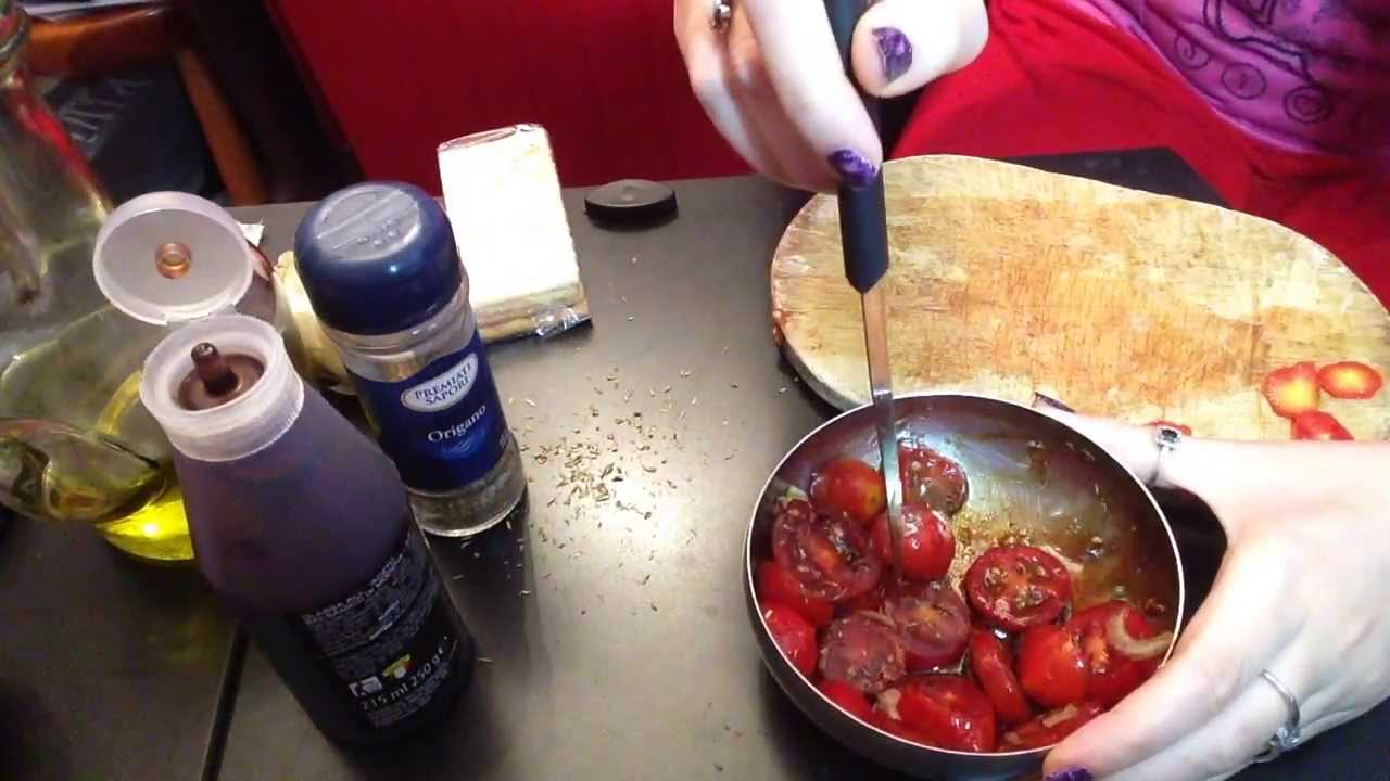 ASMR: Preparing my snack : crackers with tomatoes  (WHISPERING, EATING, TAPPING)