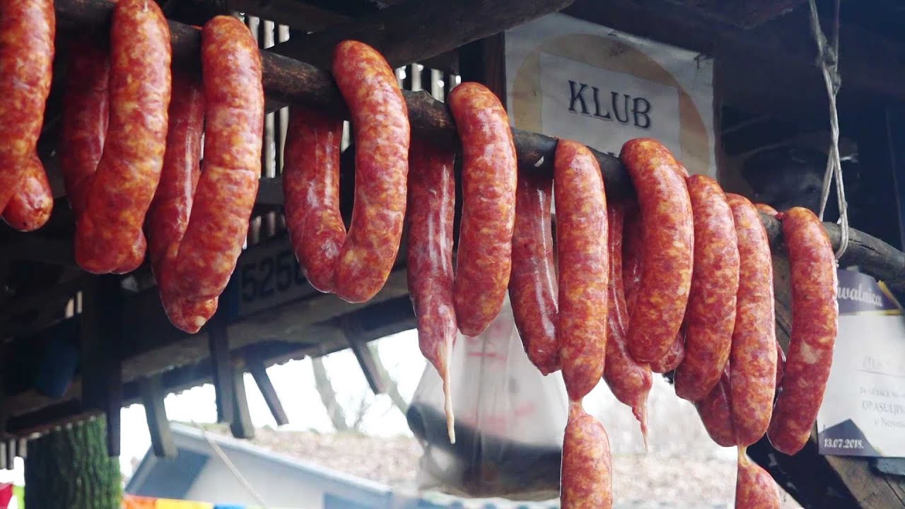 Svinjokolj na tradicionalni vojvođanski način,  pripremanje kobasica ;Manić Tisa 63 - Srbija u kadru