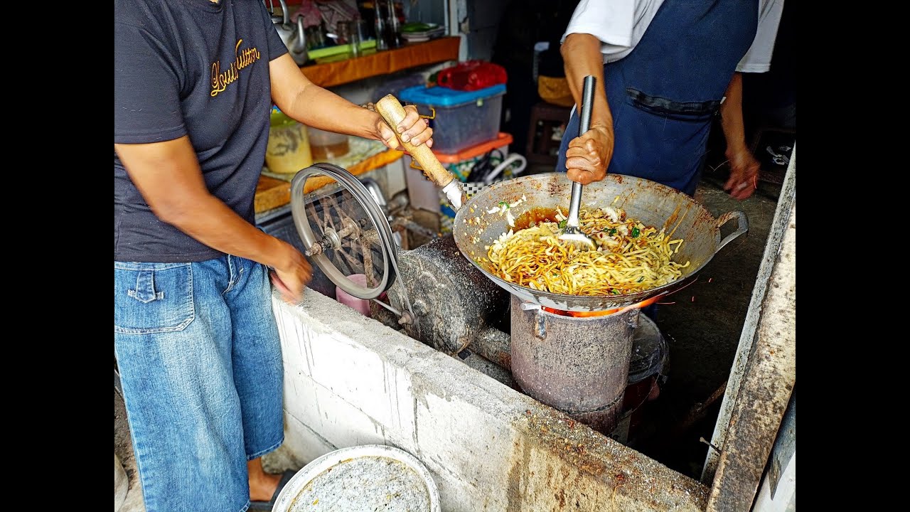 Nasi & Mie Goreng Anglo Legendaris di Bandung – Dimasaknya Gowes! | Legendary Fried Rice & Noodles