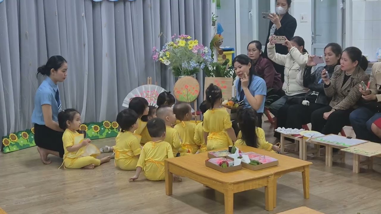 HOẠT ĐỘNG: TẠO HÌNH - IN HOA BẰNG RAU CỦ QUẢ- NHÓM TRẺ 24-36 THÁNG- TRƯỜNG 20/10