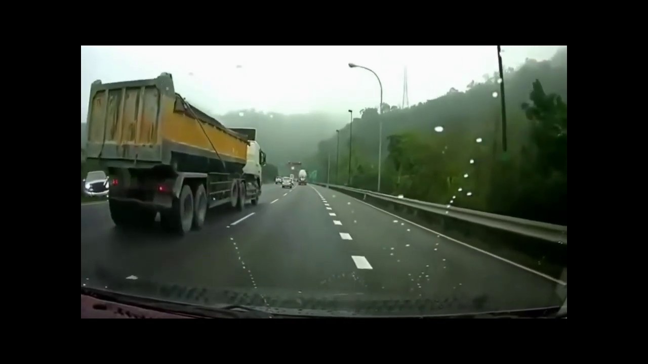 INESPERADOS CHOQUES DE AUTOS CONTRA CAMIONES