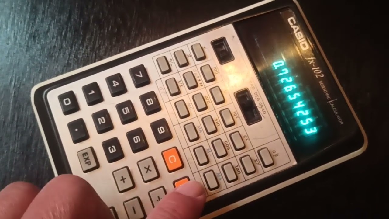 Calculadora Casio fx-102 scientific calculator.
