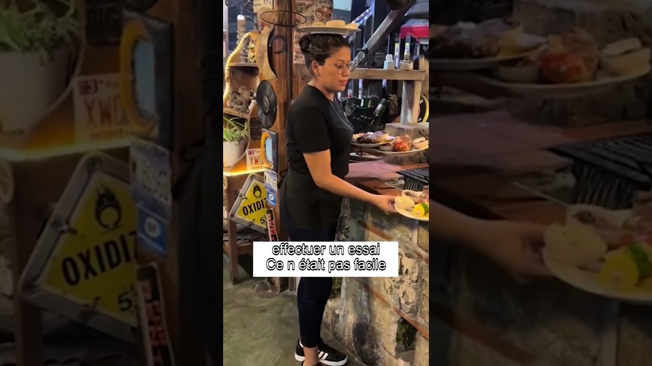Une serveuse incroyable qui impressionne tout le monde #shorts #serveuse #restaurant